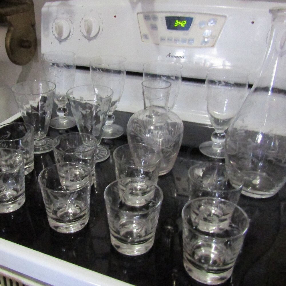 Lot of 17 Beautiful Floral Etched Crystal Wine Drinking Glasses & 2 Vases